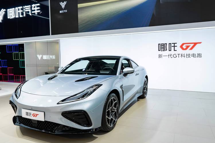 重庆223哪吒汽车在智能汽车领域的表现，领途汽车在新能源汽车市场中的影响力